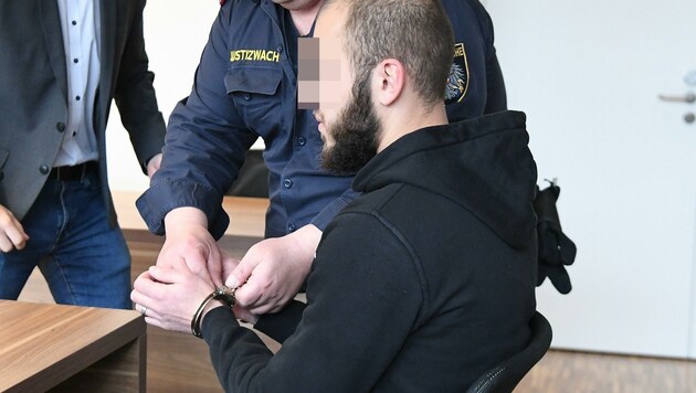 Der Angeklagte wurde in Handschellen aus der Untersuchungshaft vorgeführt. (Bild: Huber Patrick)