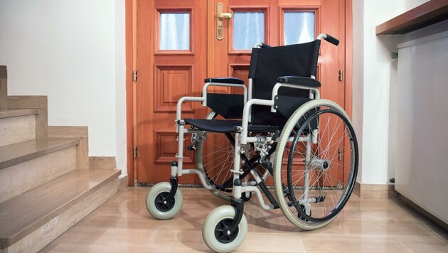 Der „Amtsweg“ schien mit dem Rollstuhl nicht bewältigbar. (Bild: stock.adobe.com)