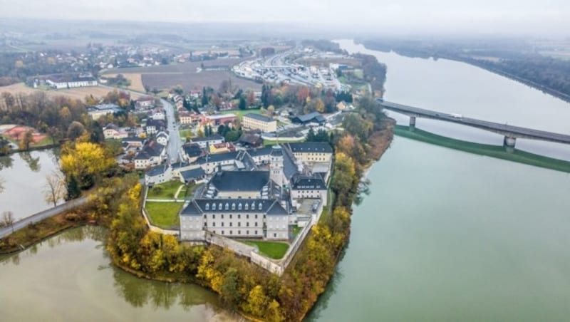 Die Strafanstalt Suben befindet sich direkt an der Landesgrenze, dem Inn. Das Gefängnis ist ein ehemaliges Augustiner-Chorherrenstift. (Bild: Scharinger Daniel)