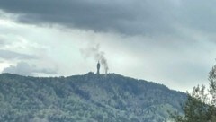 Rauch in der Nähe des Pyramidenkogels: Ein Fahrzeug brennt. (Bild: Katrin Fister)