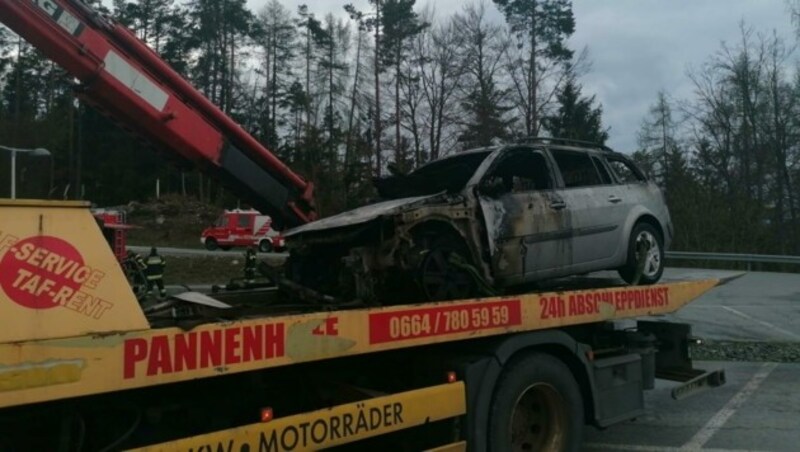 Das ausgebrannte Auto wurde vom Unternehmen Tafrent abgeschleppt. (Bild: Tafrent)