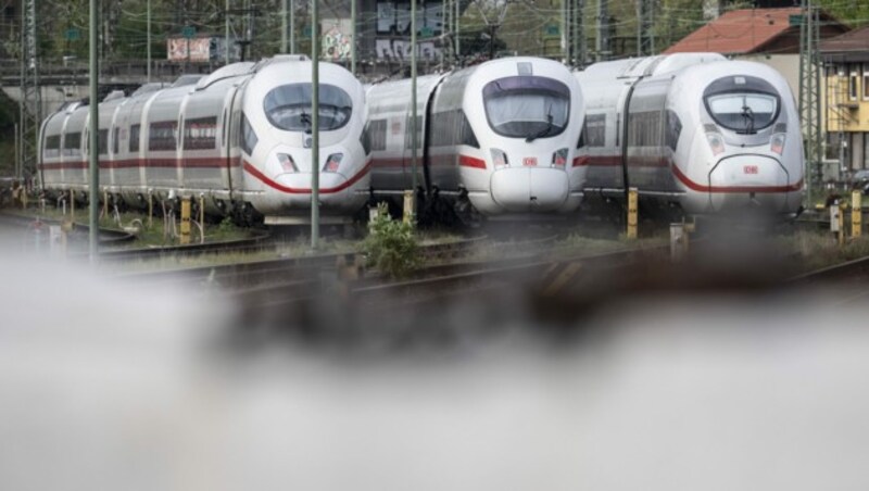 Auch im Bahnverkehr kommt es am Freitag zu Warnstreiks in ganz Deutschland. (Bild: APA/dpa/Boris Roessler)