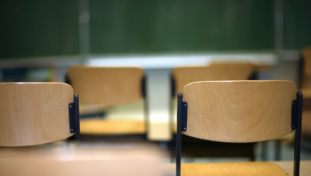 Weil die Personaldecke an den Schulen sehr dünn ist, befürchten die Lehrergewerkschafter, dass bald wieder Unterrichtsstunden ausfallen können. (Bild: MAK - stock.adobe.com)
