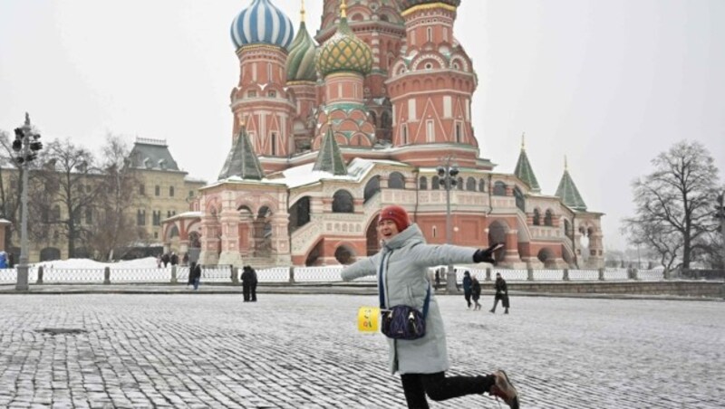 Die Basilius-Kathedrale am Roten Platz gilt als beliebte Touristen-Attraktion. (Bild: YURI KADOBNOV / AFP / picturedesk.com)