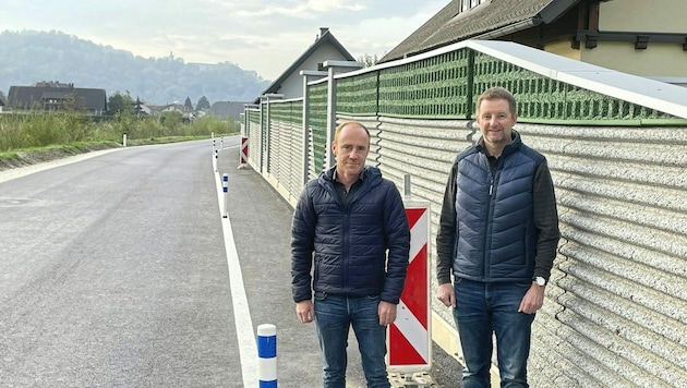 Wolfsbergs Stadtrat Steinkellner (re) stehen heuer rund 1,7 Millionen Euro für desolate Straßen zur Verfügung. (Bild: Stadtpresse Wolfsberg)