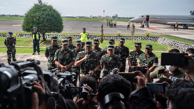 Armeechef Yudo Margono hat bei einer Pressekonferenz auf einer Luftwaffenbasis Erklärungsbedarf. (Bild: APA/AFP/JUNI KRISWANTO)