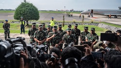 Armeechef Yudo Margono hat bei einer Pressekonferenz auf einer Luftwaffenbasis Erklärungsbedarf. (Bild: APA/AFP/JUNI KRISWANTO)