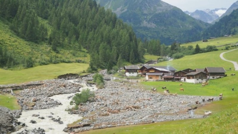 Unwetter zerstörten die Straße ins Oberbergtal. (Bild: Fankhauser)