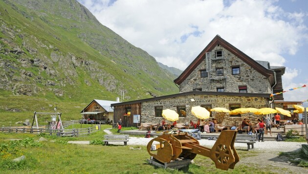 Die Franz-Senn-Hütte ist Hochtourenstützpunkt und beliebtes Ausflugsziel für Tagesgäste. (Bild: Peter Freiberger)
