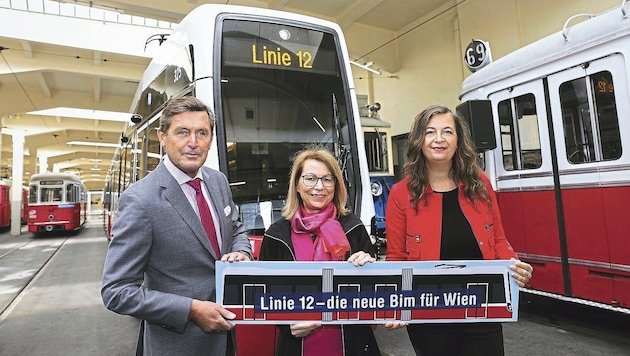 Public transport councillor Peter Hanke, Wiener Linien boss Alexandra Reinagl and transport councillor Ulli Sima are delighted. (Bild: Tomschi Peter)