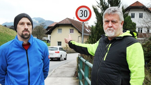 Bitte nur 30 km/h: Anton Rudolf (re.) mit Nachbar Thomas Hofer (Bild: Crepaz Franz)