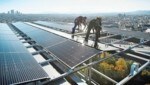 Montage der Photovoltaik-Module auf das Dach des Haus des Meeres (Bild: Verwendung honorarfrei bei Namensnennung.)