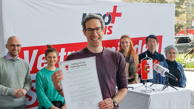 Kay-Michael Dankl und die übrigen KPÖ-Plus-Kandidaten unterzeichneten einen „Vertrag mit den Salzburgern“. (Bild: Tschepp Markus)