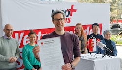 Kay-Michael Dankl und die übrigen KPÖ-Plus-Kandidaten unterzeichneten einen „Vertrag mit den Salzburgern“. (Bild: Tschepp Markus)