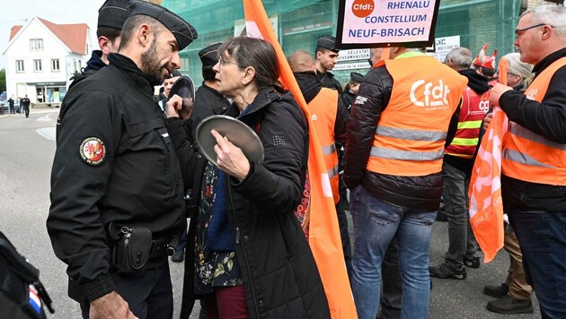 Kochtöpfe waren bei einer Anti-Macron-Kundgebung verboten. (Bild: AFP)