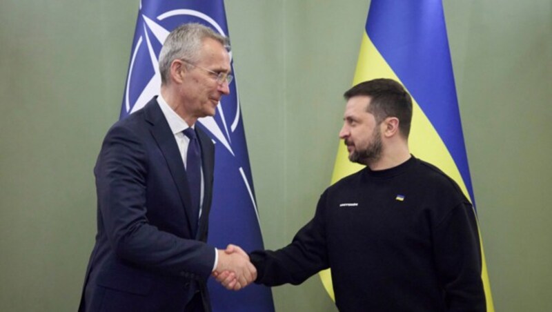 NATO-Generalsekretär Jens Stoltenberg verspricht der Ukraine einen verkürzten Beitrittsprozess. (Bild: Ukrainian Presidential Press Office via AP)