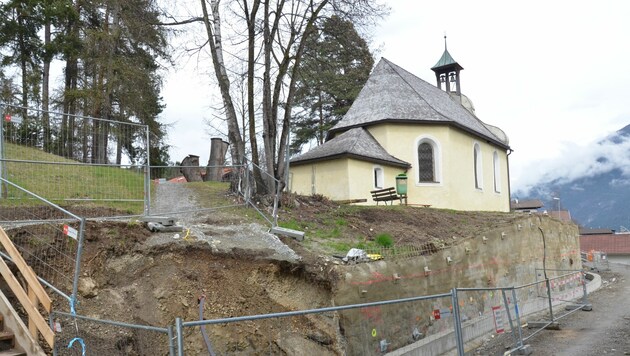 Um das Kirchlein wird gerade emsig gebaut. Die Anrainer bauen auf die Errichtung eines öffentlichen WCs. (Bild: Hubert Daum)