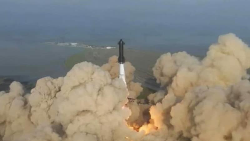 Der Start der leistungsstärksten je gebauten Rakete in Feuer und Rauch (Bild: APA/AFP/SPACEX/Handout)