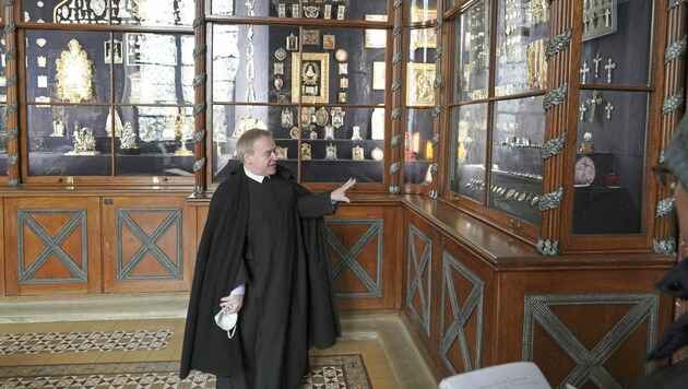Pater Superior Michael Staberl zeigte der „Krone“ 2021 Vitrinen mit kostbaren Votivgaben. (Bild: Sepp Pail)