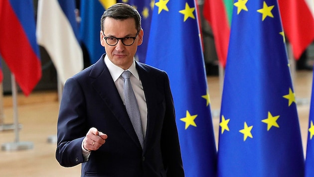 Der Justiz-Streit ist noch nicht beigelegt, aber Polens Ministerpräsident Mateusz Morawiecki darf sich zumindest über eine Halbierung der Geldstrafe gegen sein Land freuen. (Bild: AP)