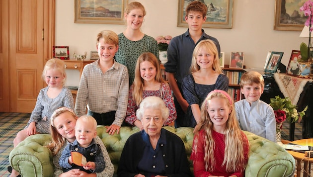 The Queen shortly before her death with her grandchildren and great-grandchildren at Balmoral Castle. (Bild: APA/Princess of Wales/Kensington Palace via AP)
