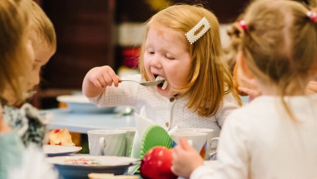 Für armutsgefährdete Kinder soll der Zugang zu Gratisessen in Schule, Kindergarten und Hort erleichtert werden. (Bild: SERHII SOBOLEVSKYI)