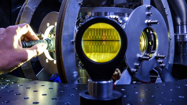 Blick in eine Vakuumkammer mit einer Oberflächenfalle, in der Kalziumatome gefangen und manipuliert werden. (Bild: Uni Innsbruck/Martin van Mourik)