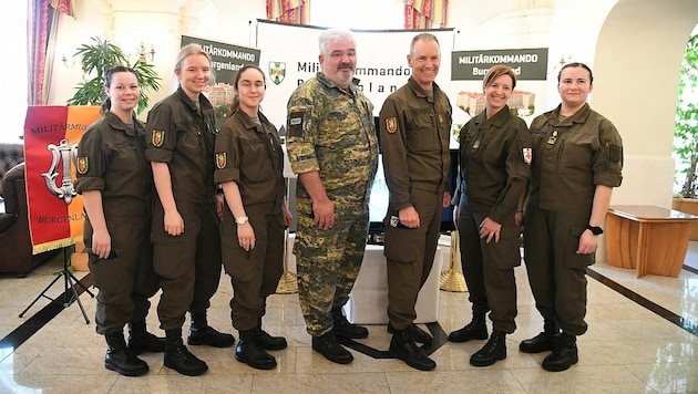 Militärkommandant Brigadier Gernot Gasser (dritter von rechts) und Oberst Karl Schifflhuber vom Heeresporsonalamt mit Soldatinnen in Eisenstadt. (Bild: P. Huber)