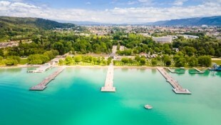 El lido de Klagenfurt, en la bahía oriental del lago Wörthersee, es uno de los baños lacustres interiores más grandes de Europa.  Aquí el lago se muestra en tonos de verde particularmente hermosos e impresiona con la buena calidad del agua.  (Imagen: ÖW / Michael Stabentheiner)