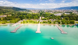 Das Strandbad Klagenfurt in der Ostbucht des Wörthersees zählt zu den größten Binnenseebädern Europas. Hier zeigt sich der See in besonders schönen Grüntönen und besticht mit guter Wasserqualität. (Bild: ÖW / Michael Stabentheiner)