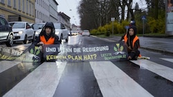 Aktivisten bei einer Straßenblockade in Graz (Bild: APA/LETZTE GENERATION ÖSTERREICH)