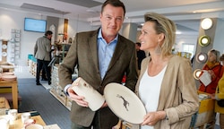 Ex-Skistar Alexandra Meissnitzer kam am Donnerstagnachmittag zur Eröffnung des neuen Shops in Anif. Diverse Gmundner Keramik-Stücke sind erstmals auch in Salzburg zu haben. (Bild: Tschepp Markus)