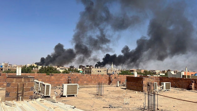 Auch am Freitag hängt Rauch über der Hauptstadt Khartum. (Bild: ASSOCIATED PRESS)