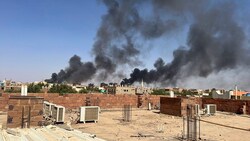 Auch am Freitag hängt Rauch über der Hauptstadt Khartum. (Bild: ASSOCIATED PRESS)