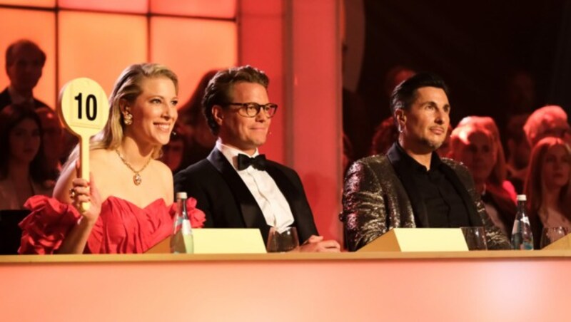 Die „Dancing Stars“-Jury bekam Freitagabend Unterstützung von Musical-Star Mark Seibert. Ganz zum Leidwesen von Balázs Ekker ... (Bild: ORF)