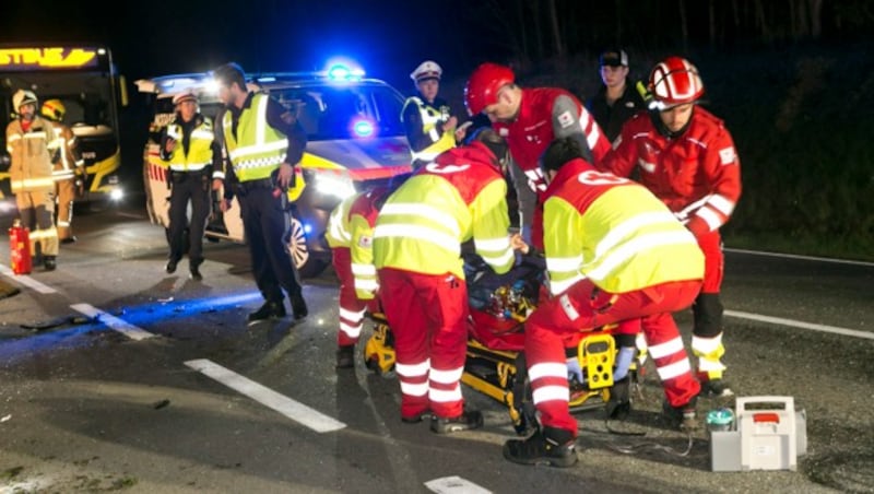 Der 19-Jährige wurde nach der Erstversorgung vor Ort ins Spital gebracht. (Bild: Mathis Fotografie)