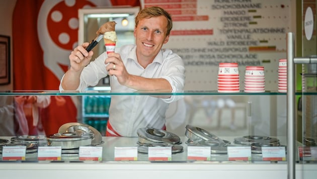 Andreas Resch ist mit seinem „Buburuza“-Eis in Steyr eine lokale Berühmtheit - die kleinste Portion kostet jetzt 2,10 Euro. (Bild: Alexander Schwarzl)