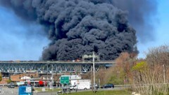 Ein Zusammenprall zwischen einem Pkw und einem Tankwagen hat Freitagmittag einen Großbrand auf einer Autobahnbrücke im US-Bundesstaat Connecticut ausgelöst. (Bild: Connecticut State Police via AP)