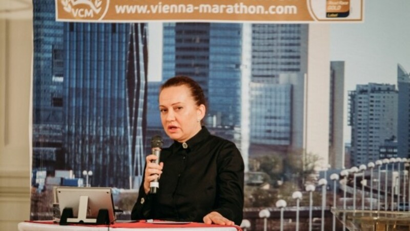 Die Ukrainerin Oleksandra Saienko, Botschafterin des Vienna City Marathon, sprach schon vor einem Jahr bei einer Pressekonferenz über den grauenvollen Krieg in ihrem Heimatland. (Bild: Jenia Symonds/Vienna City Marathon)