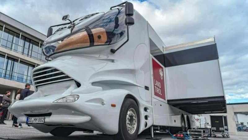 Der futuristische Lab Truck, ein mobiles Testlabor, tourte während der Corona-Pandemie durch Tirol. (Bild: Hubert Berger)