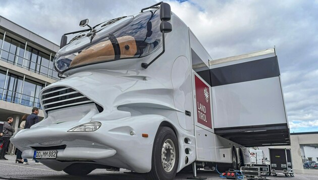 Der futuristische Lab Truck, ein mobiles Testlabor, tourte während der Corona-Pandemie durch Tirol. (Bild: Hubert Berger)
