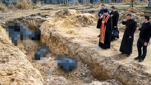 Fotodokument des Grauens: Massengräber für die Opfer des Massakers von Butscha (Bild: AFP, Krone KREATIV)