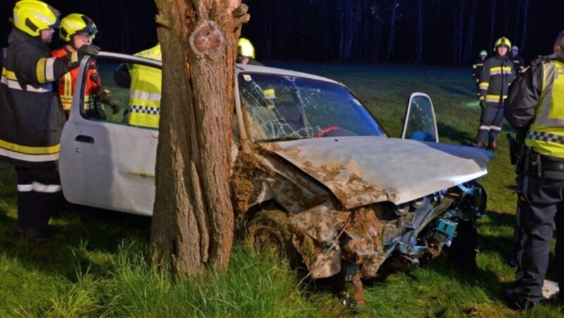 Auf Höhe des Haspelteiches bei Kirchberg am Walde war die 19-Jährige unter dem Wrack eingeklemmt. (Bild: BFK WT / St. Mayer)