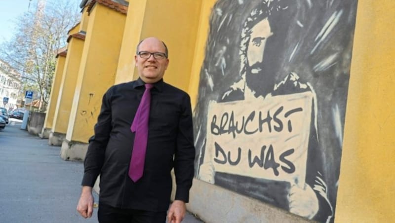 Pfarrer Paul Nietsche vor der evangelischen Kreuzkirche in Graz (Bild: Christian Jauschowetz)