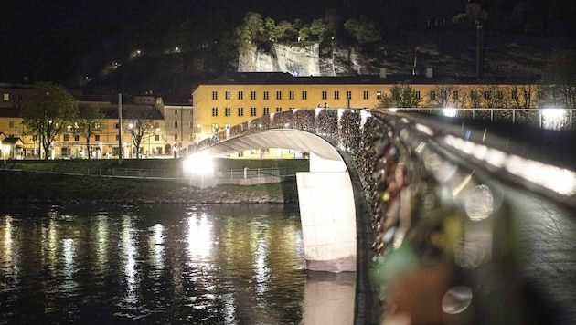 Nächtlicher Polizeieinsatz in der Salzburger Altstadt: Vier Männer waren in eine Schlägerei verwickelt. (Bild: Andreas Tröster)