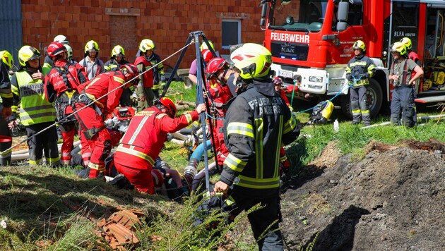 Feuerwehrleute bargen den Toten aus der Jauchegrube. (Bild: laumat.at/Matthias Lauber)