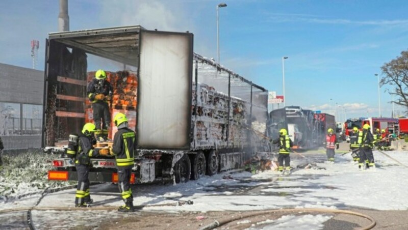 Vier Feuerwehren löschten den Lkw-Brand. (Bild: laumat.at/Matthias Lauber)