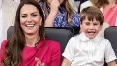 Prinz Louis mit Mama Prinzessin Kate (Bild: APA/AFP/POOL/Chris Jackson)