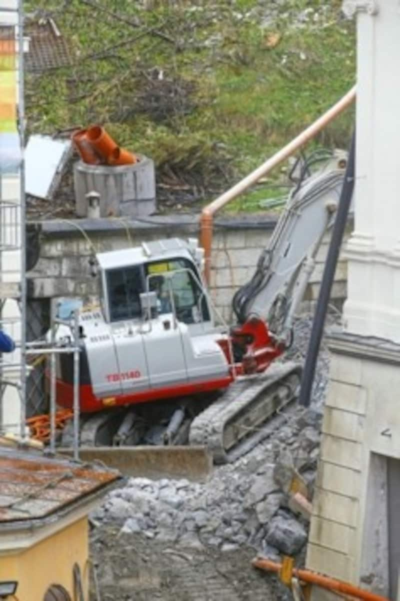 Im Thermal-Schutzgebiet: Auf der Quellfassung wird gebaggert. (Bild: GERHARD SCHIEL)