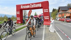 Nach dem Segen von Roland Stadler fiel der Startschuss in Annenheim und es ging für mehr als 25.000 Radler los. (Bild: EVELYN HRONEK)